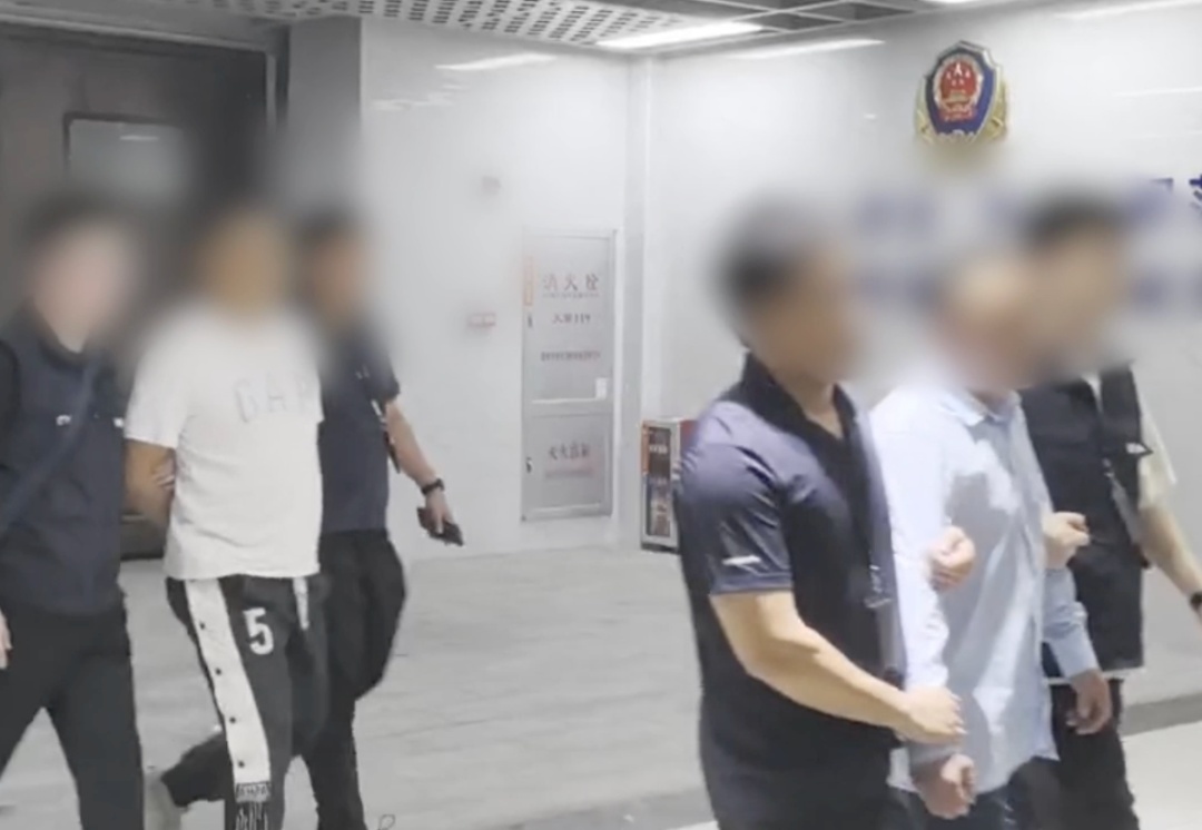 的士司机不拉客反在路上“碰瓷”，广州交警：逮捕两人