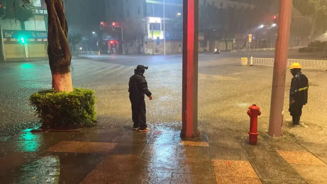 暴雨还在下！福建多地发布红色预警！一地通知：重点区域“三停一休”