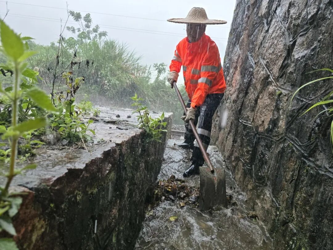 暴雨来袭,铁路人这样应对! 暴雨来袭,铁路人这样应对!