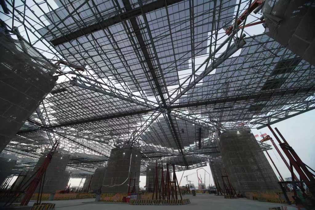 上海东站完成7.4万平方米钢结构屋盖整体提升，预计明年7月具备开通运营条件