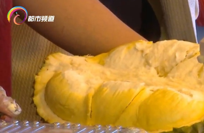 女子榴莲配白酒致呼吸衰竭！医生：堪比“头孢就酒”