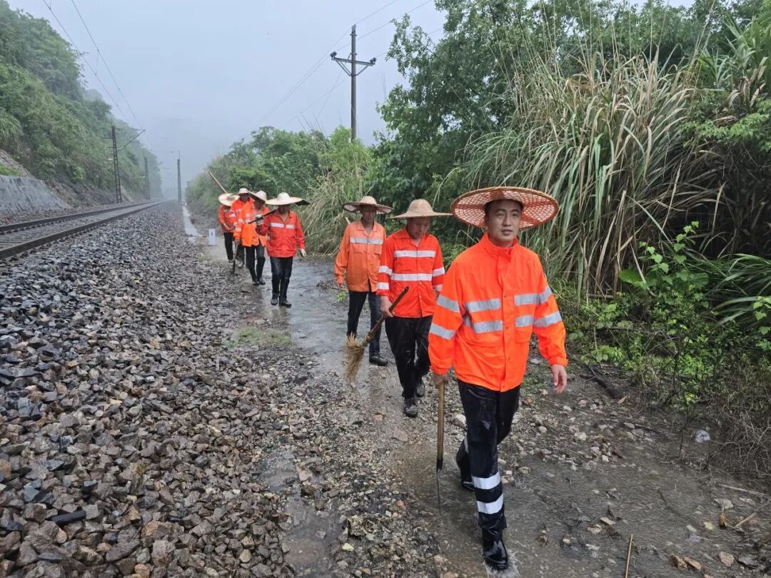 暴雨来袭,铁路人这样应对! 暴雨来袭,铁路人这样应对!