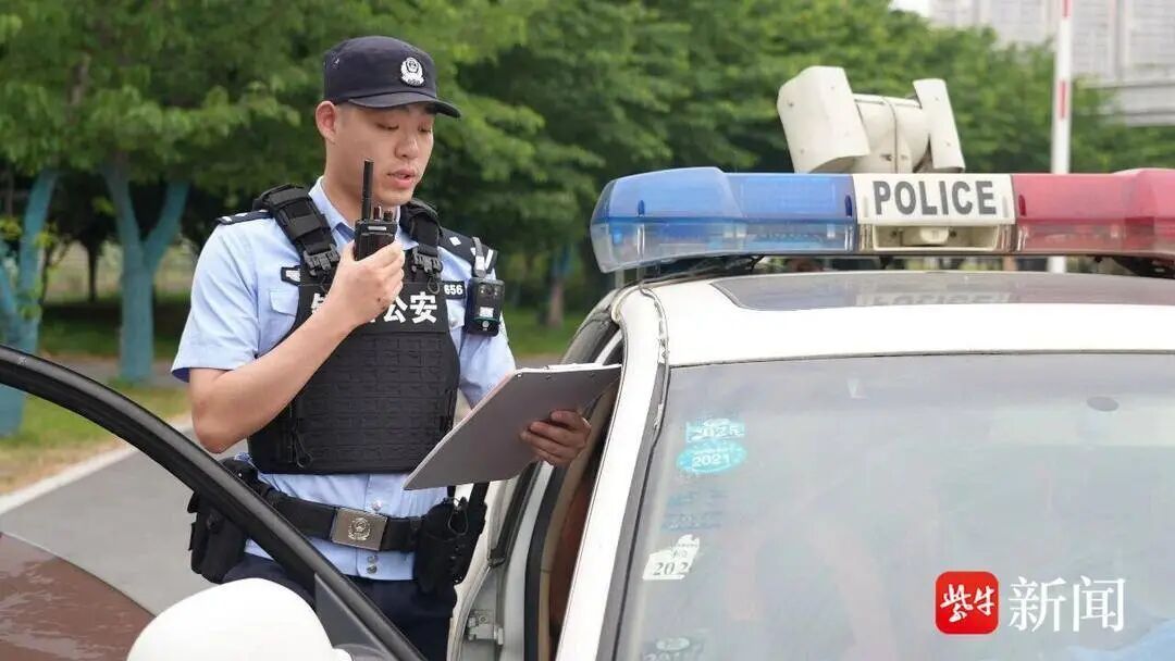 第一次下水救人，无锡民警对被救者“坦白”：我也很紧张，但我一定救你上去