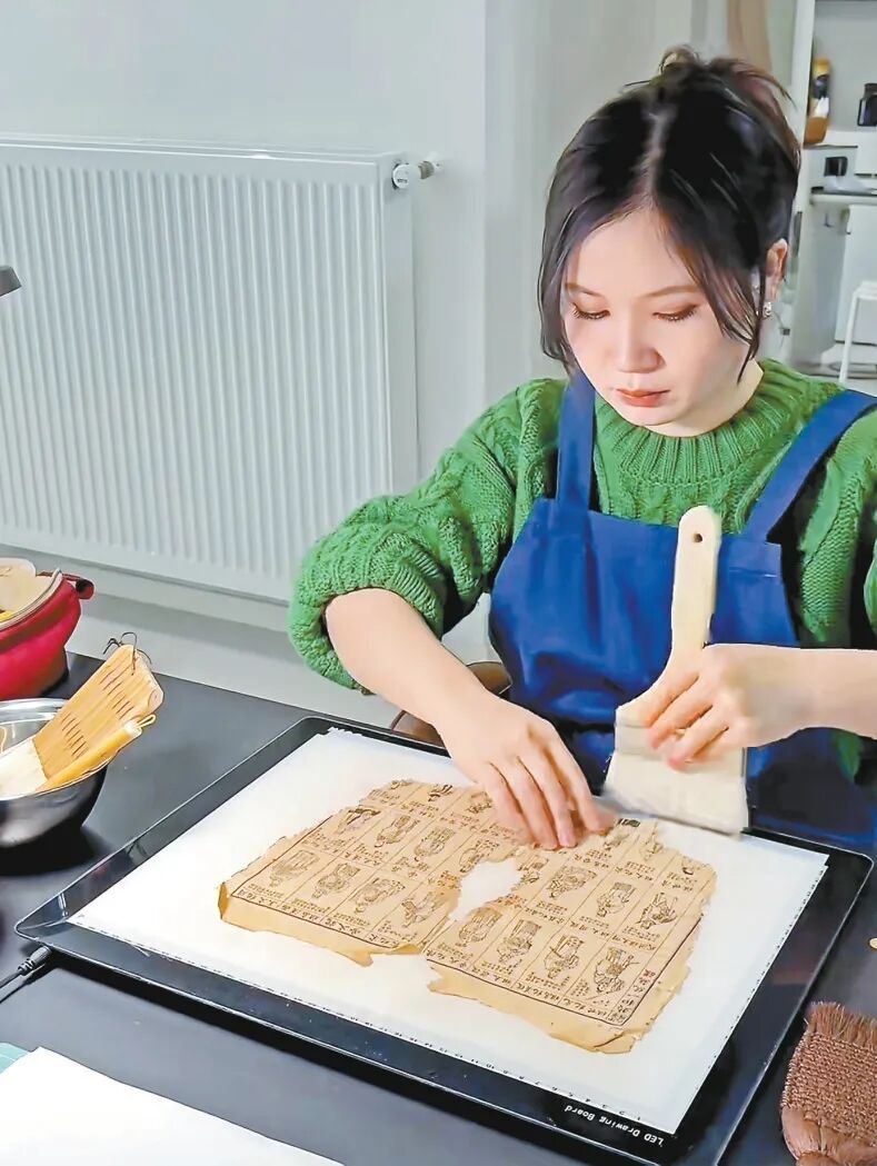 “急性子”古籍修复师的慢功夫:裁剪差一根头发丝都不行 “急性子”古籍修复师的慢功夫:裁剪差一根头发丝都不行
