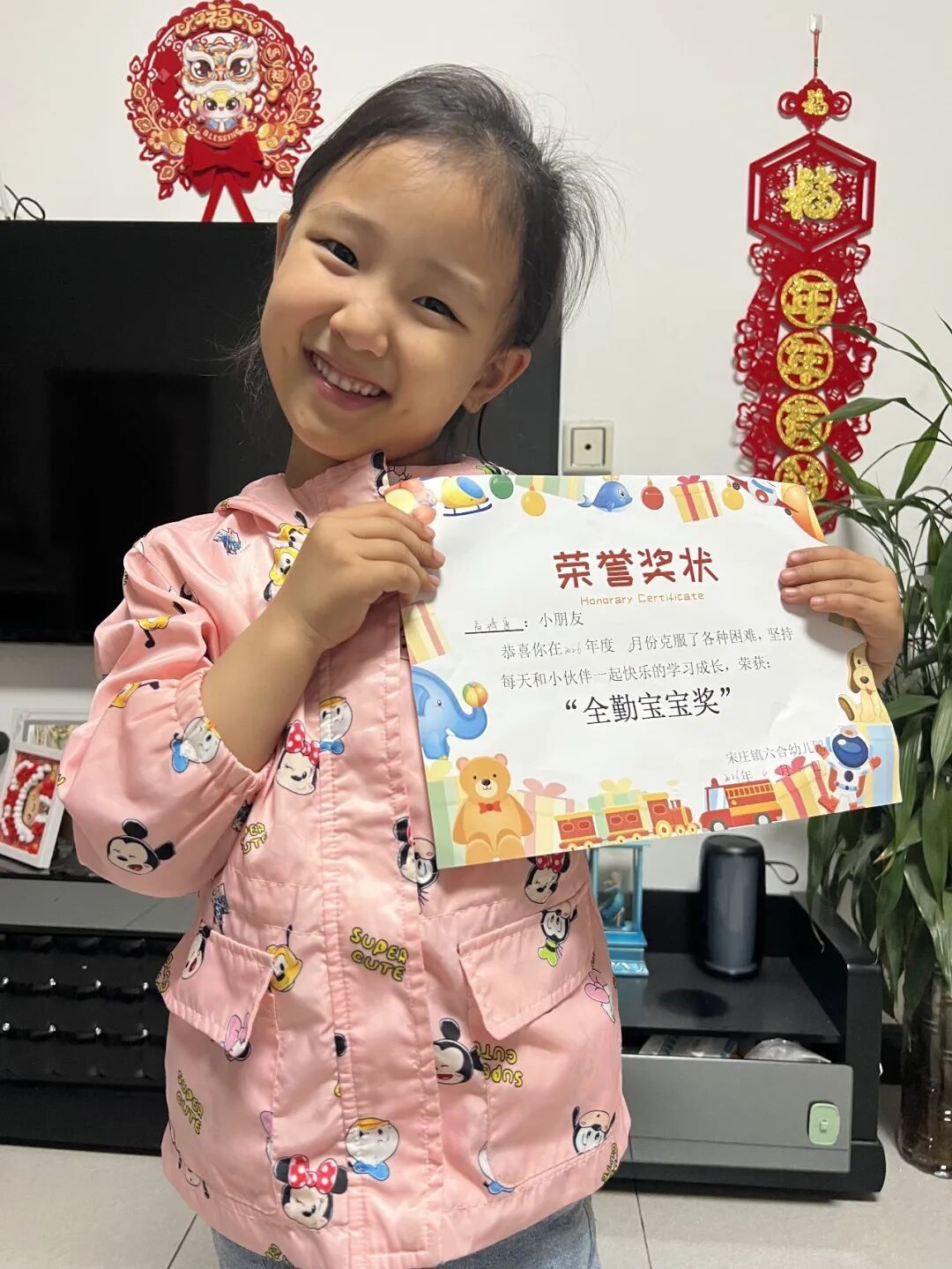 小朋友得“全勤奖”,自豪向路人展示;班主任:这个奖在孩子眼里是很大的荣誉 小朋友得“全勤奖”,自豪向路人展示;班主任:这个奖在孩子眼里是很大的荣誉