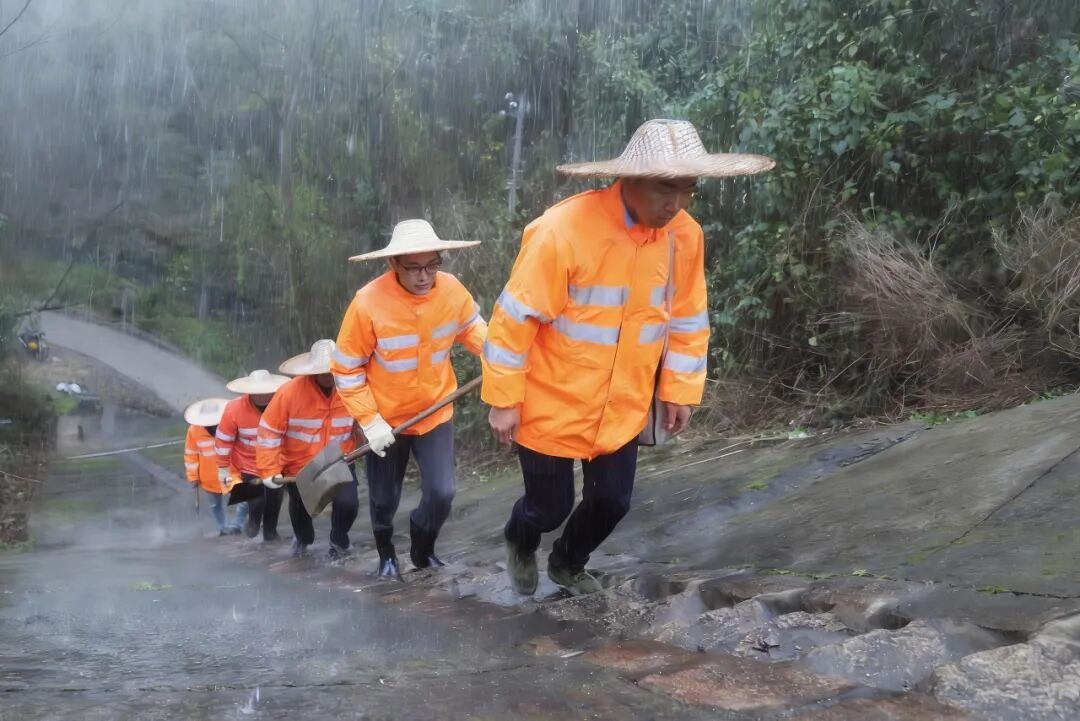 暴雨来袭,铁路人这样应对! 暴雨来袭,铁路人这样应对!