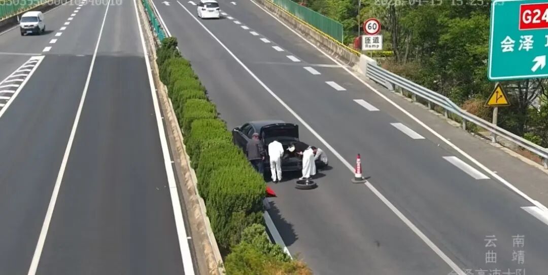 太吓人！高速超车道上5人围车换胎