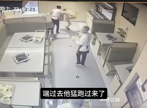 看着都疼!男童在海底捞奔跑撞上高温红油锅 看着都疼!男童在海底捞奔跑撞上高温红油锅