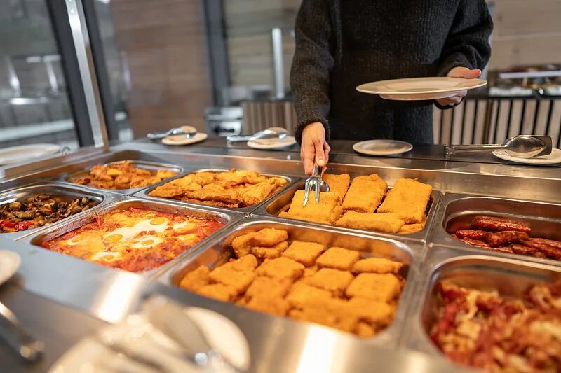 自助餐里加“饱腹剂”？没吃几口就撑？真相→