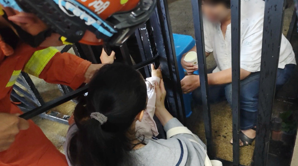孩童玩耍时手部意外卡在门缝中，雨花消防快速救援