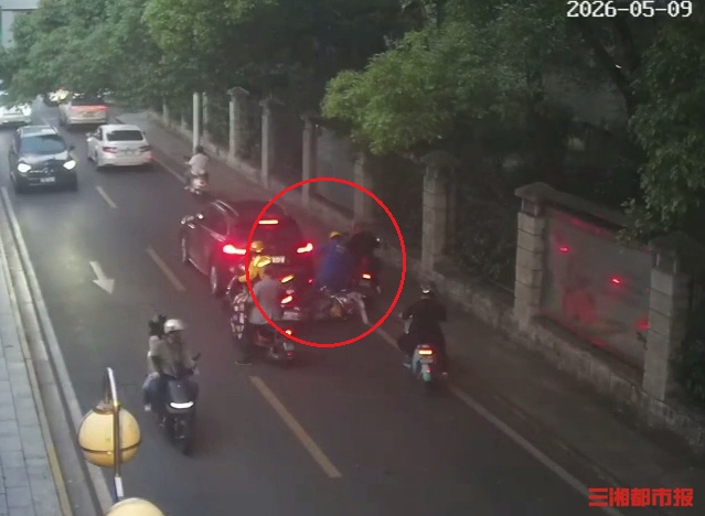 长沙一电动车司机追尾保时捷后逃逸,换衣伪装试图躲避侦查,仍被交警成功锁定 长沙一电动车司机追尾保时捷后逃逸,换衣伪装试图躲避侦查,仍被交警成功锁定