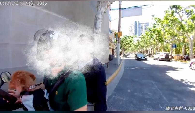 外籍小哥骑“电驴”载人，上海民警一口流利英语硬核普法！网友怒赞
