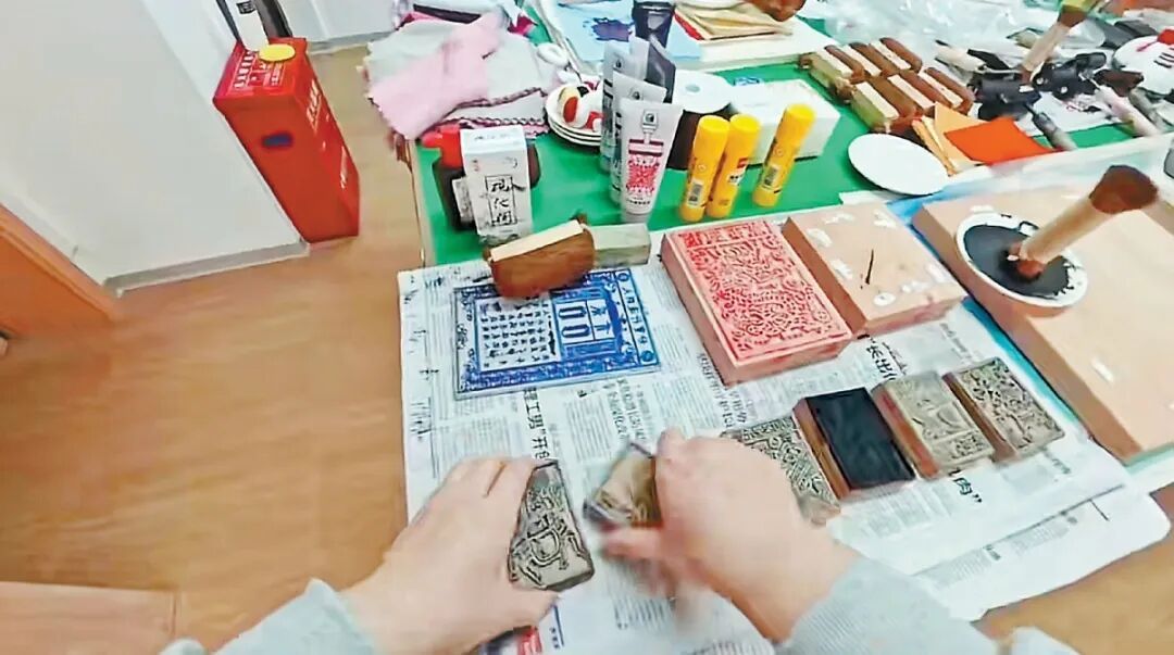 “急性子”古籍修复师的慢功夫:裁剪差一根头发丝都不行 “急性子”古籍修复师的慢功夫:裁剪差一根头发丝都不行