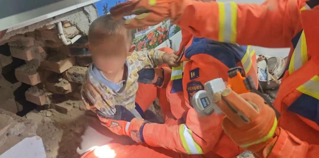 幼童追猫跑进“一线天”,这个小小身影让人心疼 幼童追猫跑进“一线天”,这个小小身影让人心疼