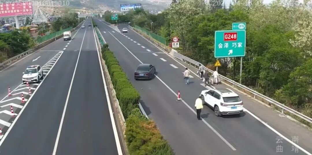 太吓人！高速超车道上5人围车换胎