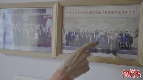 六旬环卫工11次跳海救人：自学心肺复苏 报酬分文不取