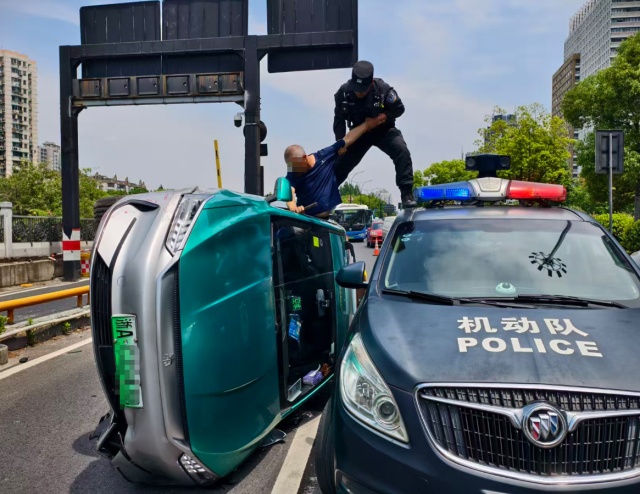 杭州闹市区突发!“00后” 特警一把将人拉出,网友:又猛又帅... 杭州闹市区突发!“00后” 特警一把将人拉出,网友:又猛又帅...