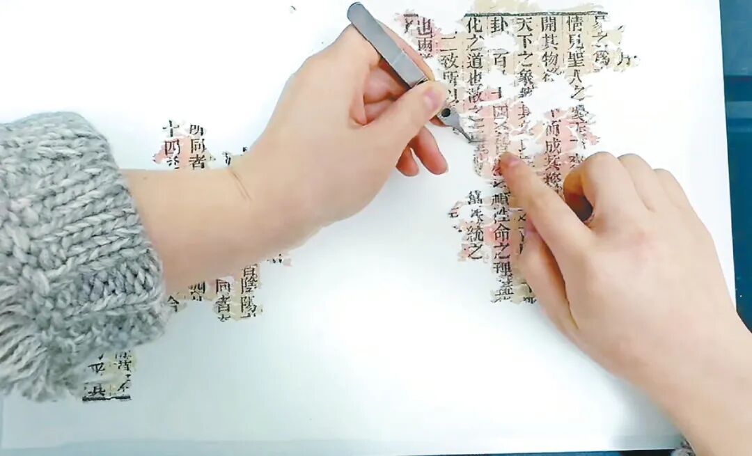 “急性子”古籍修复师的慢功夫:裁剪差一根头发丝都不行 “急性子”古籍修复师的慢功夫:裁剪差一根头发丝都不行