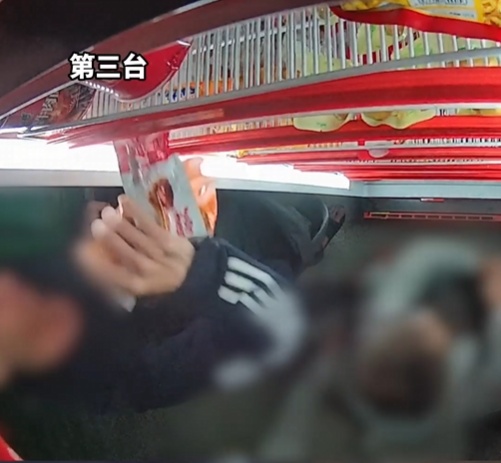 没有羊毛也要硬“薅”?4人组团“薅秃”自动售卖机被行拘! 没有羊毛也要硬“薅”?4人组团“薅秃”自动售卖机被行拘!