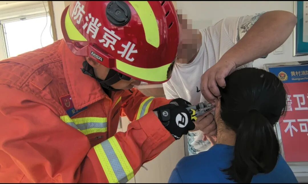 金耳钉“卡”住核磁检查 消防员巧手解困