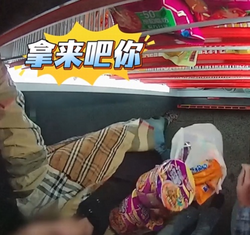 没有羊毛也要硬“薅”?4人组团“薅秃”自动售卖机被行拘! 没有羊毛也要硬“薅”?4人组团“薅秃”自动售卖机被行拘!