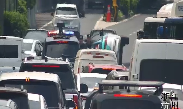 杭州闹市区突发!“00后” 特警一把将人拉出,网友:又猛又帅... 杭州闹市区突发!“00后” 特警一把将人拉出,网友:又猛又帅...