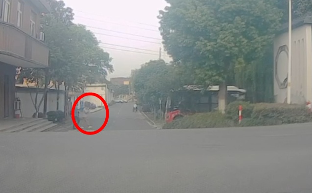这个人的走路姿势……海宁警员立即察觉! 这个人的走路姿势……海宁警员立即察觉!