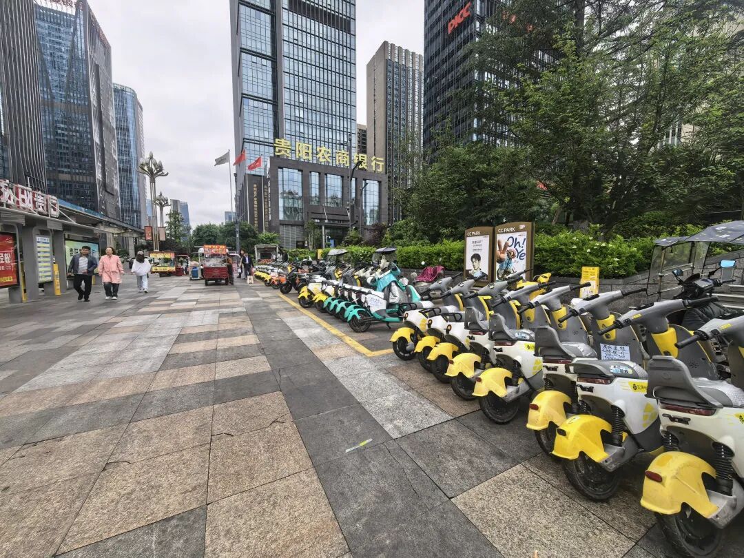 贵阳一公交站变“停车场”，100多辆共享电单车“挤爆”人行道？