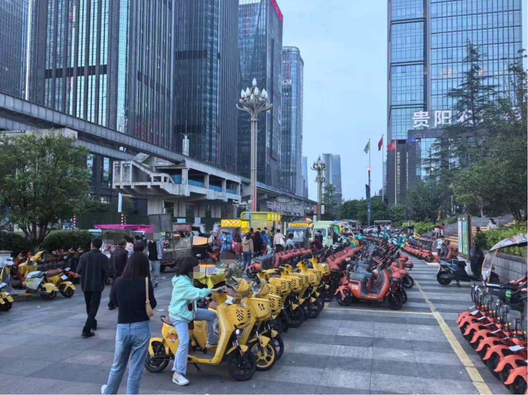 贵阳一公交站变“停车场”，100多辆共享电单车“挤爆”人行道？
