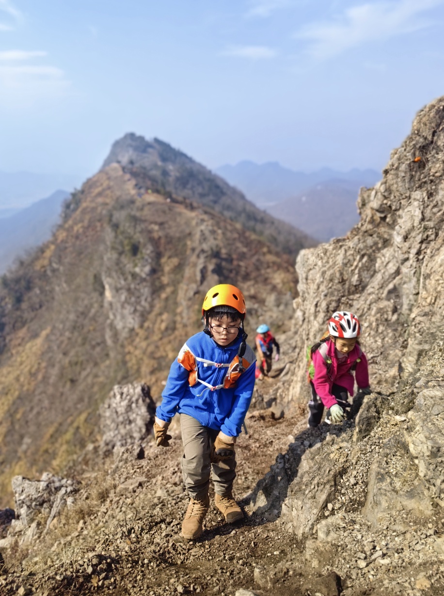 武汉爸爸带娃爬山6年，一年爬50多座，班主任：孩子主动要求运动会跑1500米