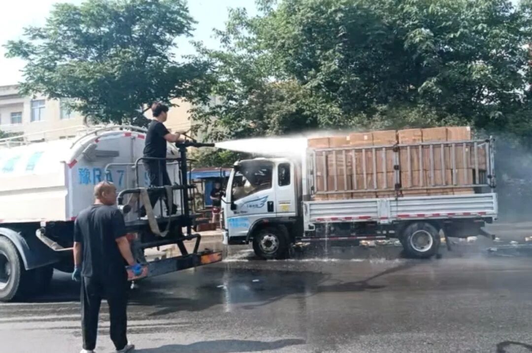 一货车载20万货物发生自燃，河南新野洒水车司机果断掉头灭火，货车司机哽咽感谢