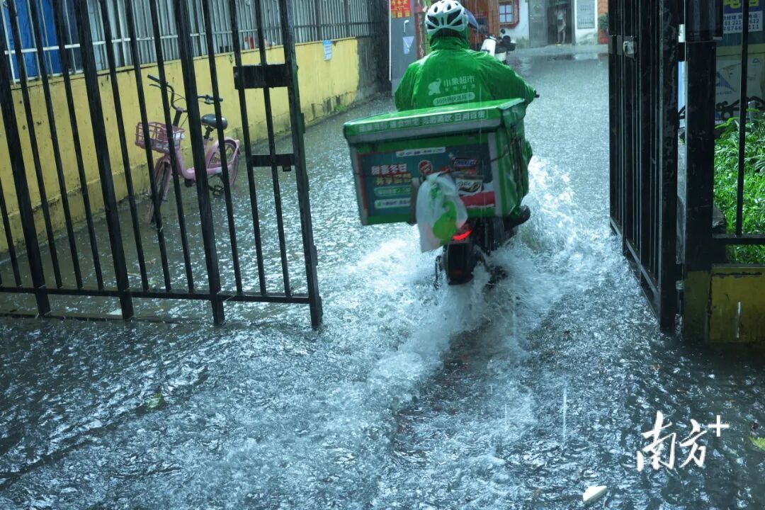 疯狂“倒水”,注意防范!广东多地遇水浸,这雨为何这么猛? 疯狂“倒水”,注意防范!广东多地遇水浸,这雨为何这么猛?