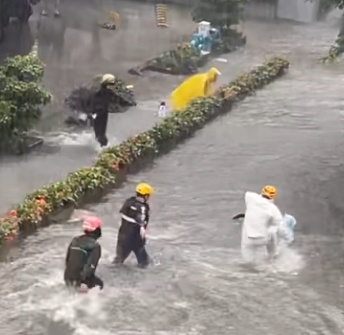 广州突降大暴雨 小孩骑车摔倒险被冲走,5名小哥暴雨中狂奔救人 广州突降大暴雨 小孩骑车摔倒险被冲走,5名小哥暴雨中狂奔救人
