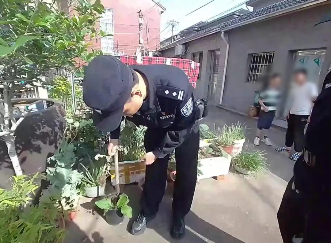 发现有人种罂粟，“小孩哥”果断带警察去“扫毒”！