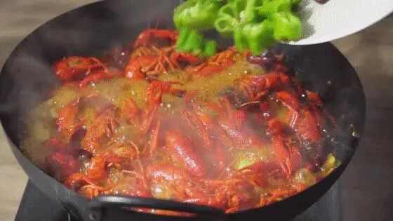 小龙虾迎来上市旺季，医生提醒：一天吃不超过15只