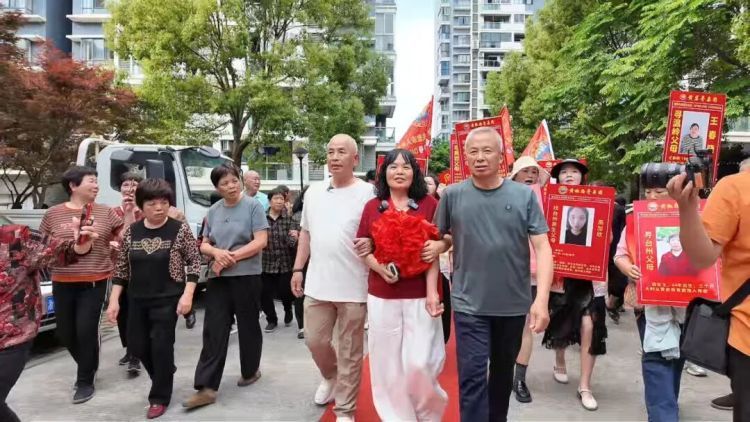 64岁女子总在街上遇见“面熟”大姐，没想到真是自己亲姐：早年被送养