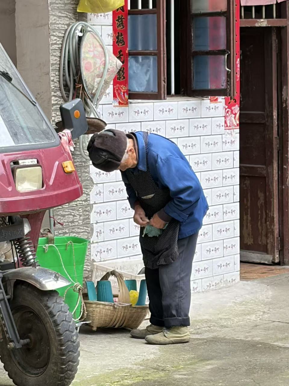 摆胡萝卜走红的贵州爷爷不知道自己火了，“只觉得最近特别好卖”，侄孙女讲述爷爷日常