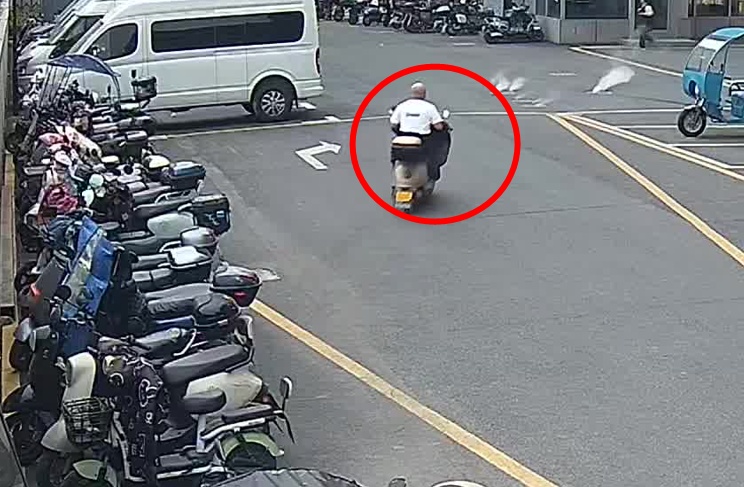 这个人的走路姿势……海宁警员立即察觉! 这个人的走路姿势……海宁警员立即察觉!