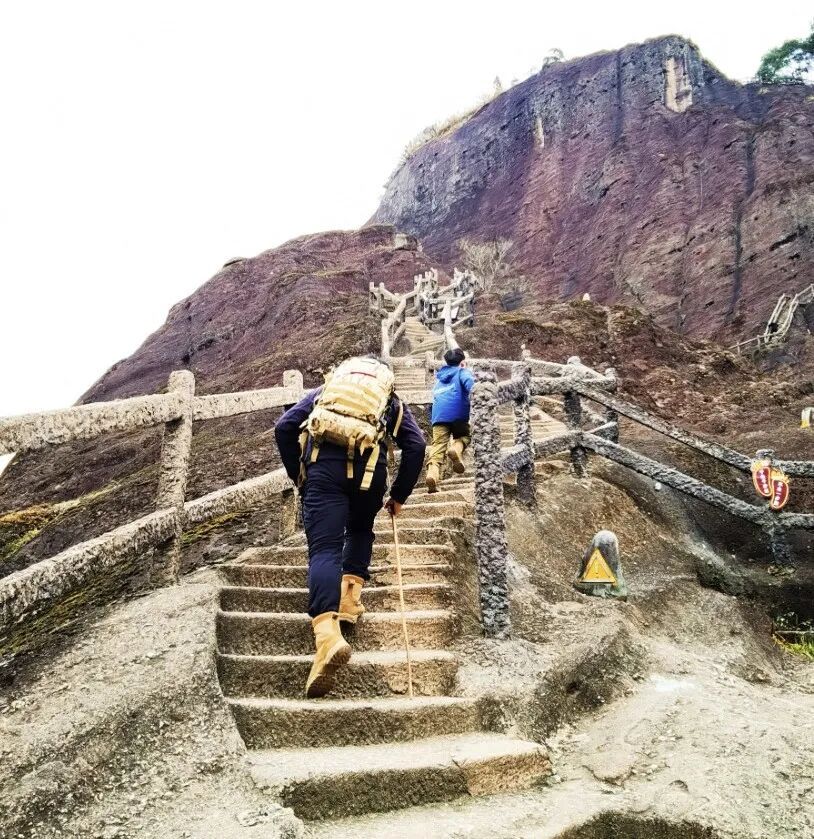武汉爸爸带娃爬山6年，一年爬50多座，班主任：孩子主动要求运动会跑1500米