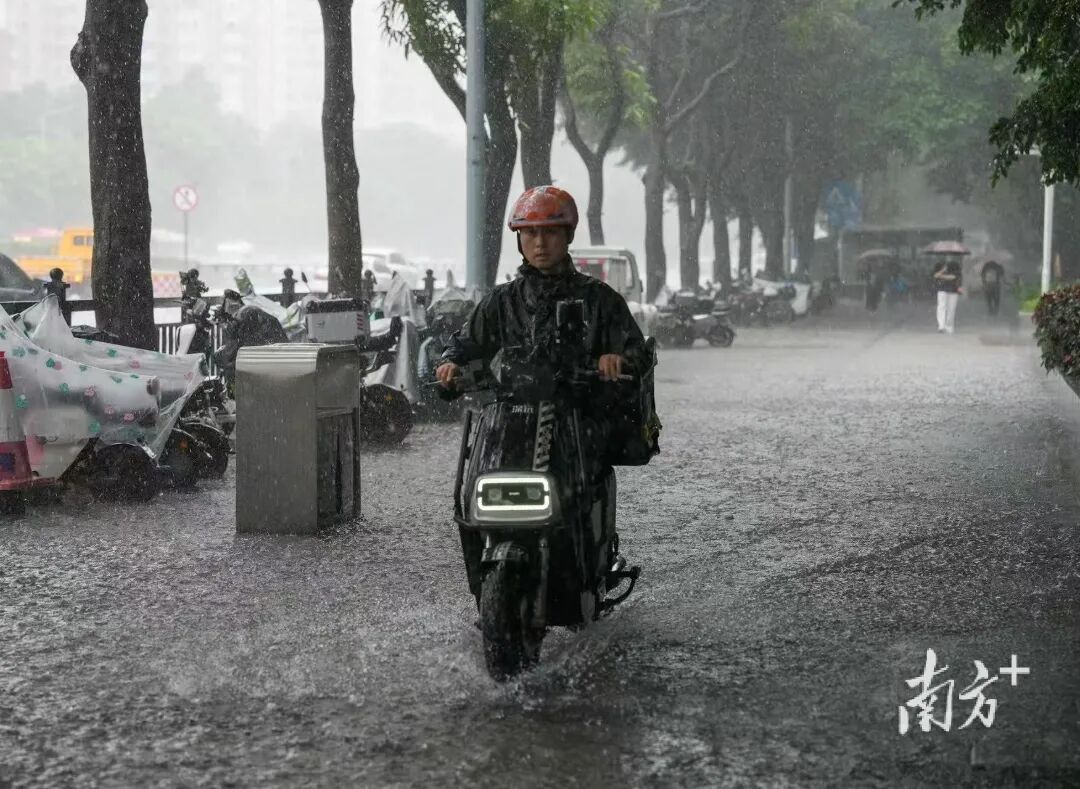 疯狂“倒水”,注意防范!广东多地遇水浸,这雨为何这么猛? 疯狂“倒水”,注意防范!广东多地遇水浸,这雨为何这么猛?