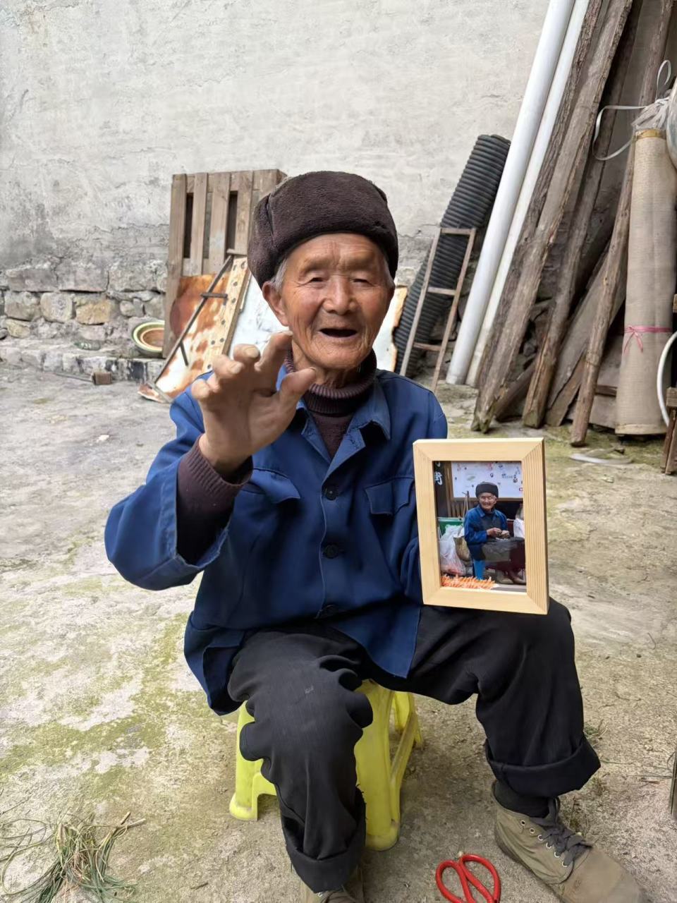 摆胡萝卜走红的贵州爷爷不知道自己火了，“只觉得最近特别好卖”，侄孙女讲述爷爷日常