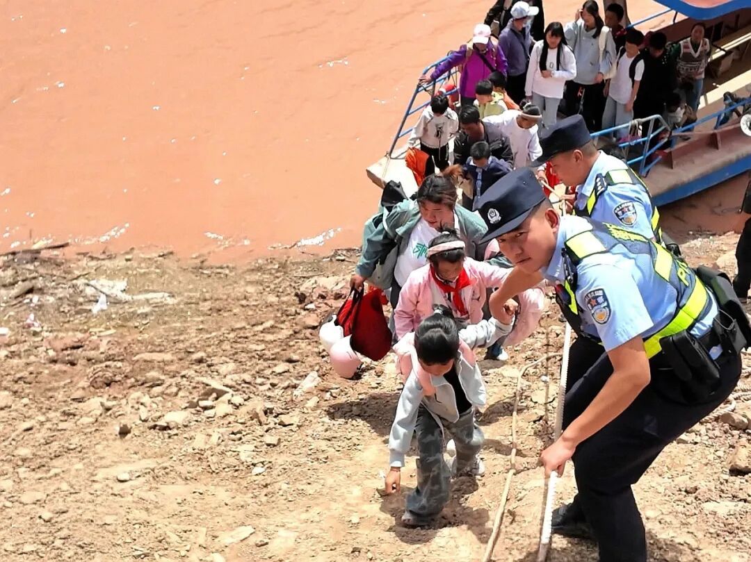一条连民警都心惊的江,是108个孩子的必经路! 一条连民警都心惊的江,是108个孩子的必经路!