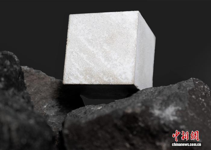 水泥生产如何更“绿色”？研究称玄武岩替代石灰石或可减排超80%