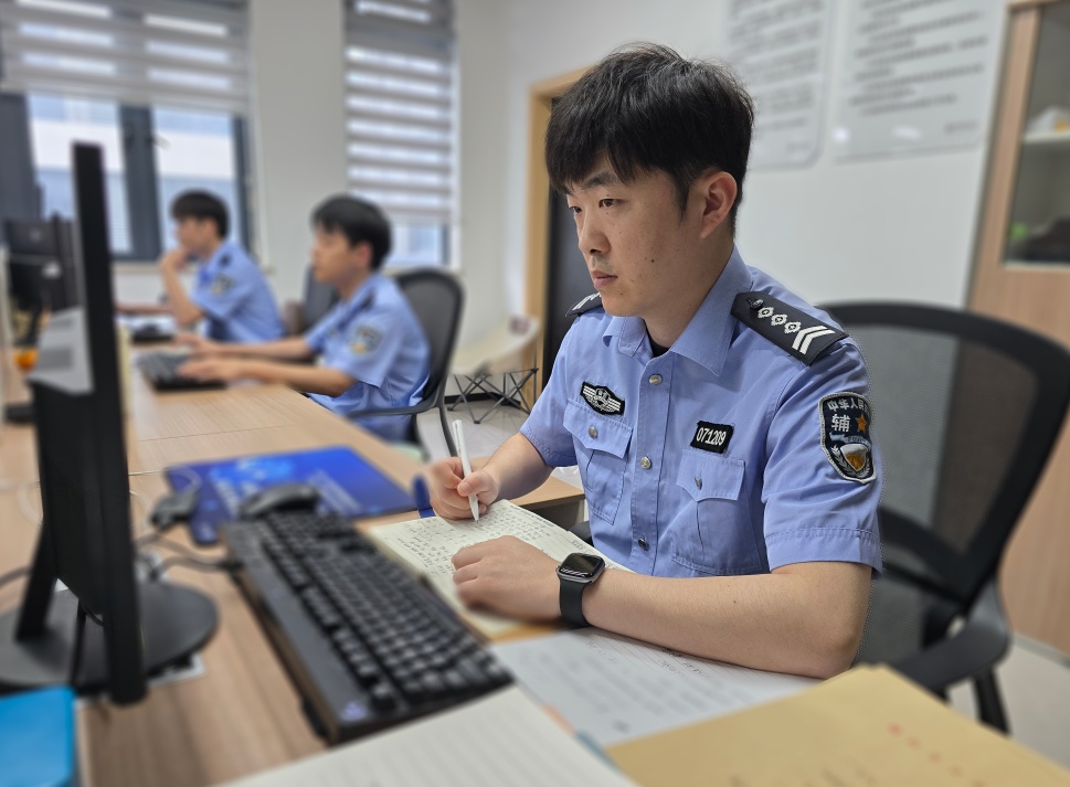 这个人的走路姿势……海宁警员立即察觉! 这个人的走路姿势……海宁警员立即察觉!
