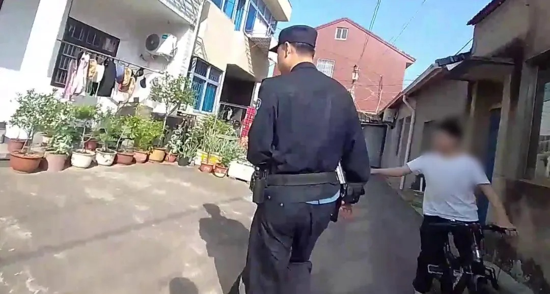 发现有人种罂粟，“小孩哥”果断带警察去“扫毒”！