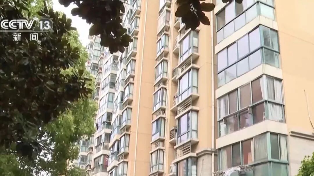 闪婚后男子将父母所赠房产登记妻子名下，闪离后女方要求按99%比例分割房产，法院判了
