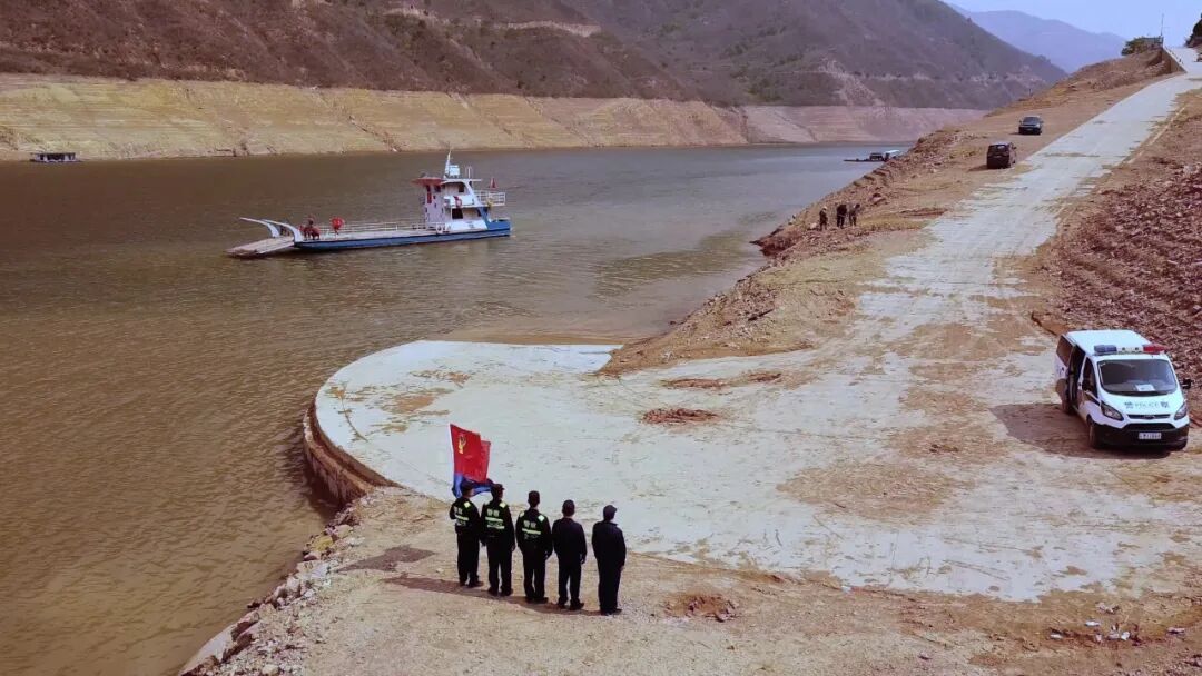 一条连民警都心惊的江,是108个孩子的必经路! 一条连民警都心惊的江,是108个孩子的必经路!