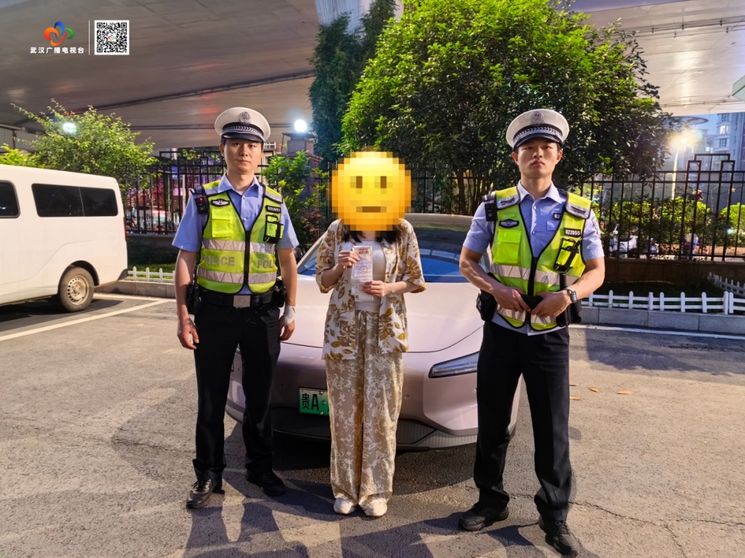 “任性”违停堵了一条路!交警:依法处罚 “任性”违停堵了一条路!交警:依法处罚