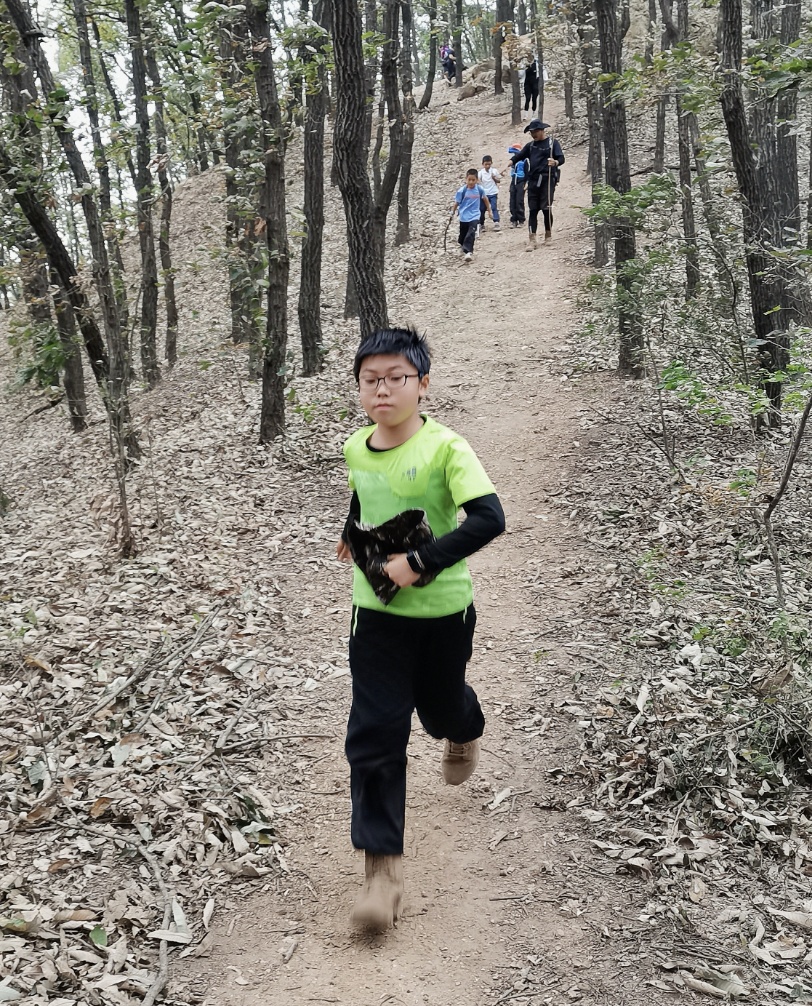 武汉爸爸带娃爬山6年，一年爬50多座，班主任：孩子主动要求运动会跑1500米