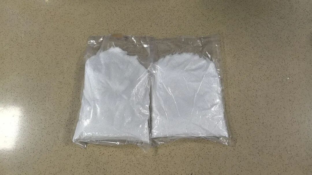 深圳邮局海关监管转运货物时,发现一票包裹机异常,查获白色晶体颗粒2袋 深圳邮局海关监管转运货物时,发现一票包裹机异常,查获白色晶体颗粒2袋